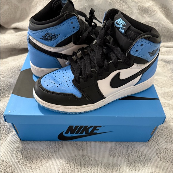 Nike Blue and Black Sneakers with High-Top Design and Perforated Toe Box - Picture 2 of 10